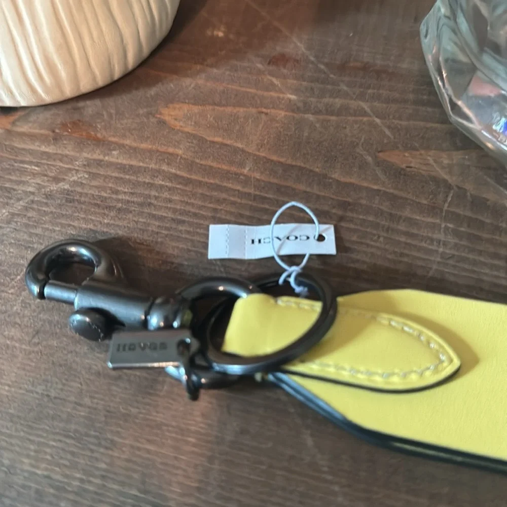 🐥🍌🍯🔅Coach Yellow key Accessory - Picture 3 of 5